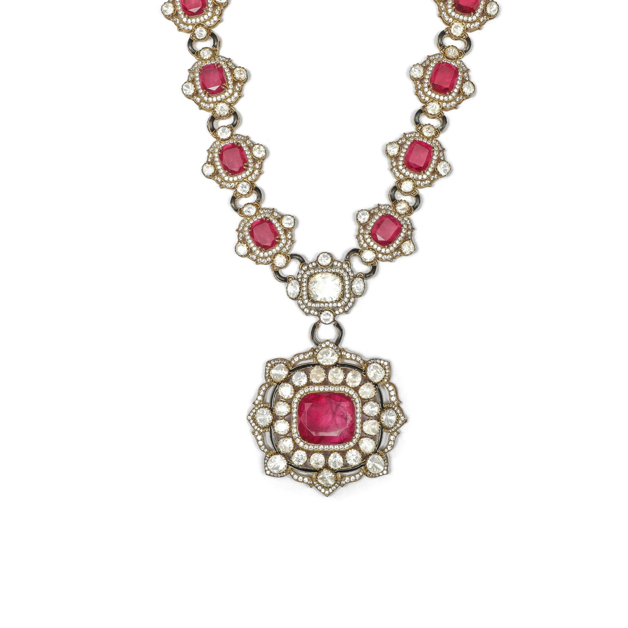 Ratnavali Ruby Cushion Statement Haar